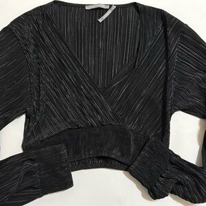Urban outfitters women’s size S ribbed cropped long sleeve. Great condition.